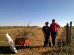 Grace y Niamh Howarth plantando árboles